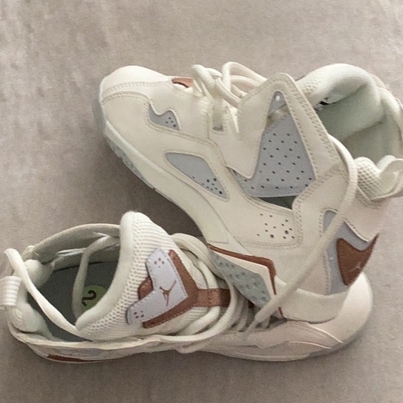 BOYS NEW WITHOUT TAG NIKE AIR JORDAN WHITE AND GOLD SNEAKERS SIZE 2.5 - Picture 3 of 3